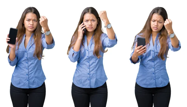 年轻的年轻女商人拼贴使用智能手机在孤立的背景恼火和沮丧的喊声与愤怒 疯狂和大喊大叫与提高的手 愤怒的概念 — 图库照片