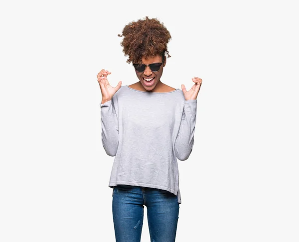 Beautiful Young African American Woman Wearing Sunglasses Isolated Background Celebrating — Stock Photo, Image