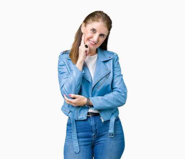美丽的中年成熟的女人穿着时尚皮夹克在孤立的背景与手下巴思考的问题 沉思的表达 带着体贴的脸微笑 怀疑概念 — 图库照片