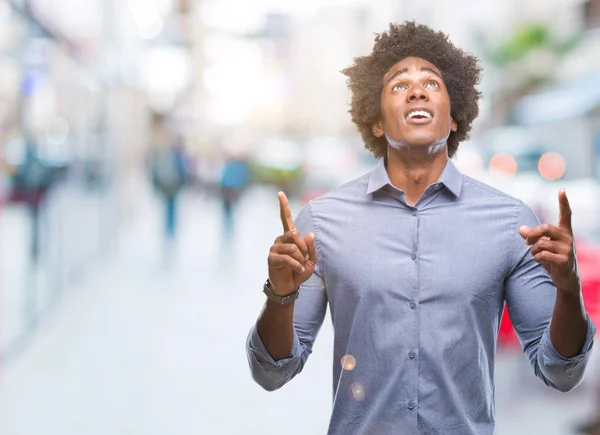 Afro American Man Isolated Background Amazed Surprised Looking Pointing Fingers — Stock Photo, Image