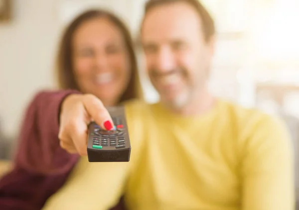 Romântico Casal Meia Idade Assistindo Sofá Casa — Fotografia de Stock