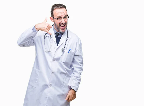 医療制服孤立した背景を着て中年先輩の白髪医師男性手と電話で話しているように指で電話のジェスチャーをして笑みを浮かべて 通信の概念 — ストック写真