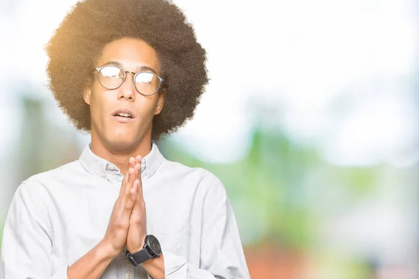 Молодий Афроамериканець Людиною Афро Волосся Окулярах Жебрацтво Молитися Руками Разом — стокове фото