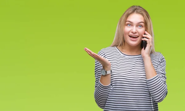 Mujer Joven Caucásica Mostrando Pantalla Del Teléfono Inteligente Sobre Fondo — Foto de Stock