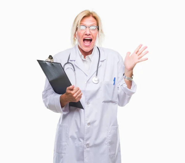 Mujer Médica Rubia Mediana Edad Sosteniendo Portapapeles Sobre Fondo Aislado — Foto de Stock