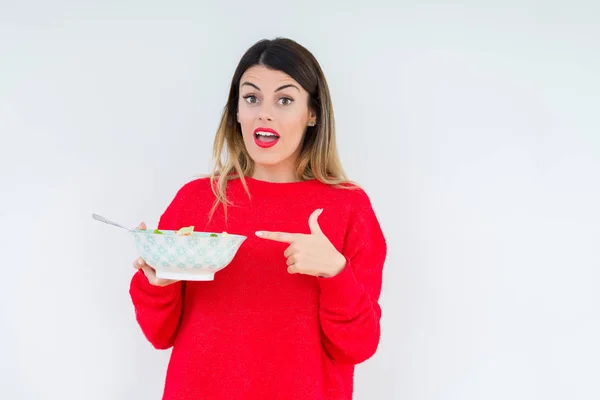 Ung Kvinna Äta Färska Hälsosam Sallad Över Isolerade Bakgrund Mycket — Stockfoto