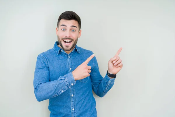 Jonge Knappe Man Geïsoleerde Achtergrond Glimlachen Kijken Naar Camera Met — Stockfoto