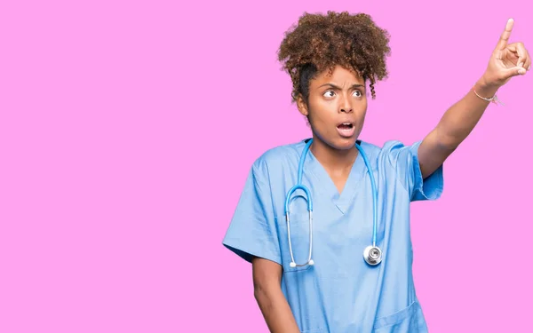Joven Mujer Médica Afroamericana Sobre Fondo Aislado Señalando Con Dedo — Foto de Stock