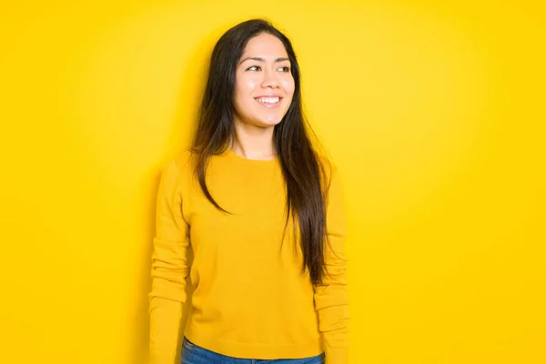 Mulher Morena Bonita Sobre Fundo Isolado Amarelo Olhando Para Lado — Fotografia de Stock