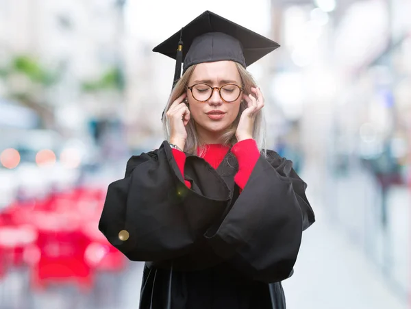 Młoda Kobieta Blonde Noszenie Jednolite Magisterskie Białym Tle Obejmujące Uszy — Zdjęcie stockowe