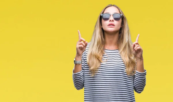 Junge Schöne Blonde Frau Trägt Sonnenbrille Über Isoliertem Hintergrund Erstaunt — Stockfoto