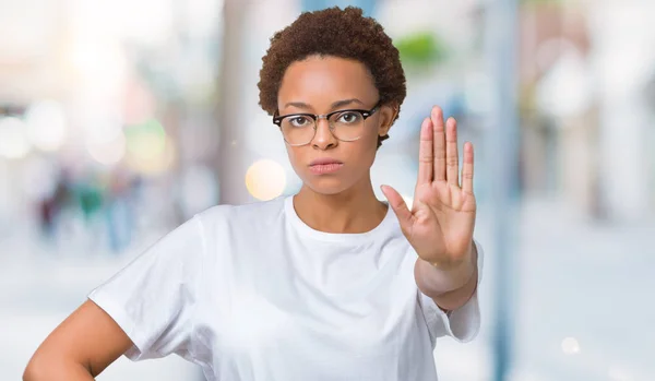 Linda Jovem Afro Americana Usando Óculos Sobre Fundo Isolado Fazendo — Fotografia de Stock