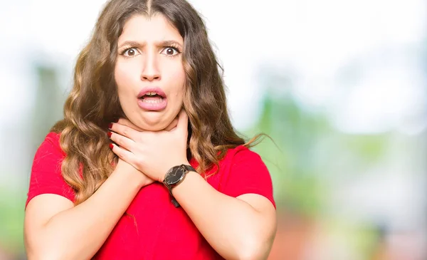 Junge Schöne Frau Lässigem Shirt Schreit Und Erstickt Weil Qualvolle — Stockfoto