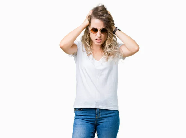 Linda Jovem Loira Usando Óculos Sol Sobre Fundo Isolado Sofrendo — Fotografia de Stock