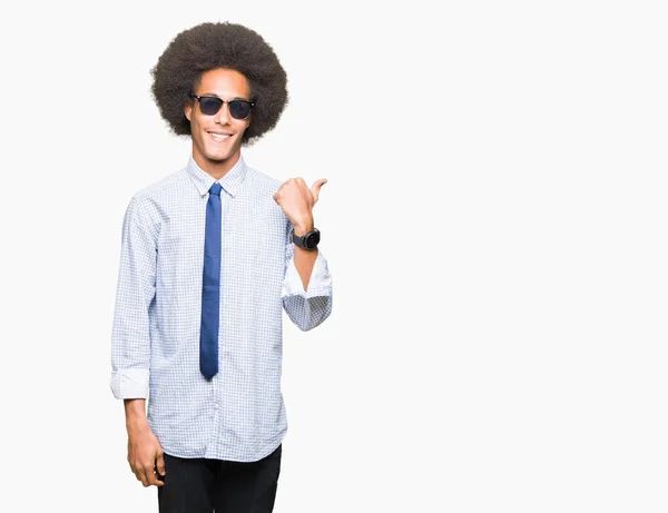 Unga Afroamerikanska Affärsman Med Afro Hår Bär Solglasögon Leende Med — Stockfoto