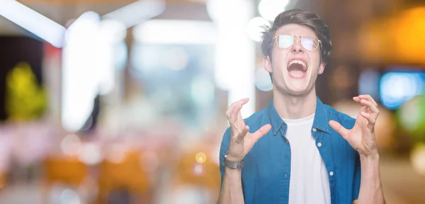 Homem Bonito Jovem Usando Óculos Sobre Fundo Isolado Celebrando Louco — Fotografia de Stock