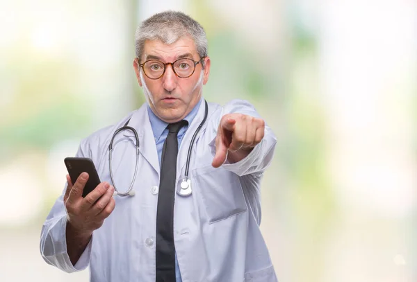 Hombre Guapo Médico Senior Que Envía Mensajes Texto Usando Smarpthone — Foto de Stock