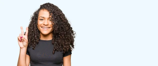 Jovem Mulher Bonita Com Cabelo Encaracolado Mostrando Apontando Para Cima — Fotografia de Stock