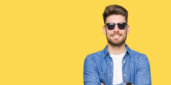 Joven Hombre Elegante Guapo Con Chaqueta Mezclilla Cara Feliz Sonriendo —  Fotos de Stock