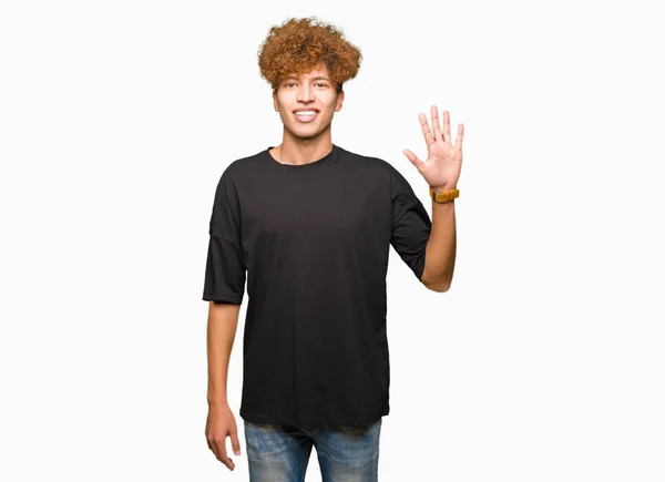 Joven Hombre Guapo Con Pelo Afro Vistiendo Camiseta Negra Mostrando —  Fotos de Stock