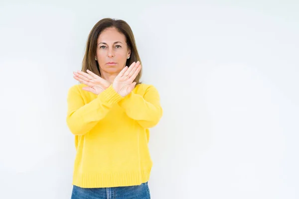 Schöne Frau Mittleren Alters Trägt Gelben Pullover Über Isoliertem Hintergrund — Stockfoto