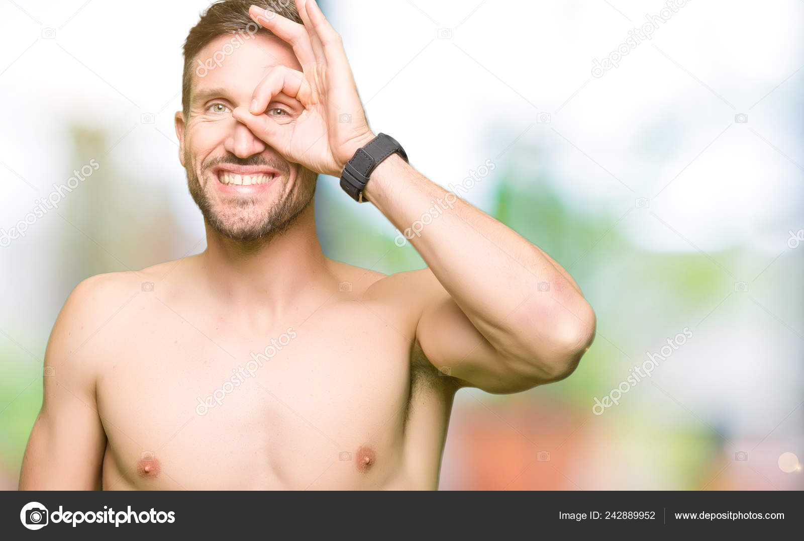 Hombre Guapo Sin Camisa Mostrando Pecho Desnudo Haciendo Buen Gesto Fotograf A De Stock