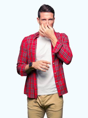 Casual gömlek bir şey pis ve iğrenç kokulu, dayanılmaz koku, holding nefes parmak ile burun üzerinde giyen yakışıklı adam. Kötü kokuyor kavramı.