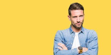 Yakışıklı adam mavi gözleri ve sakal denim ceket şüpheci ve sinir, onaylamayan ifade yüz çapraz kollu giyiyor. Negatif kişi.