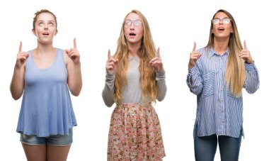 Sarışın kadın üzerinden hayran ve yukarıya bakıyor ve parmakları ile işaret ve silah kaldırdı sürpriz izole arka plan grubu kolaj.