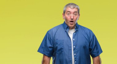 Yakışıklı komuta sizde korkmuş ve şok sürpriz ifade ile izole arka plan üzerinde korku ve yüz heyecanlı.