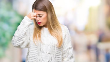 Genç güzel kadın rahat beyaz kazak izole arka burun ve göz yorgunluğu ve baş ağrısı duygu sürtünme yorgun üzerinde. Stres ve hayal kırıklığı kavramı.