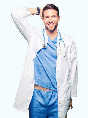 Yakışıklı Doktor adam el jest yukarıya ile kendine güvenen dokunaklı saç gülümseyerek, çekici poz izole arka plan üzerinde tıbbi üniforma