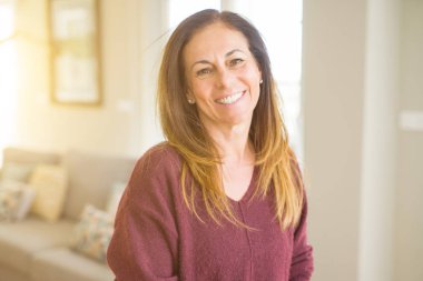 Evde gülümseyen güzel orta yaş kadın