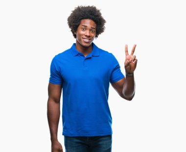 Mutlu yüz zafer işareti yaparken kameraya göz kırpıyor ile gülümseyen izole arka plan üzerinde Afro Amerikalı adam. İki numaralı.