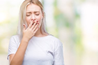 Sarışın genç kadın izole arka plan üzerinde el ile ağız kapsayan yorgun esneme sıkılmış. Restless ve uyku hali.