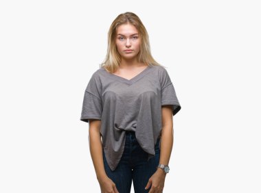 Yüzünde ciddi bir ifade ile izole arka plan üzerinde beyaz kadın. Basit ve doğal kameraya bakıyor.