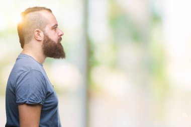 İzole arka tarafına, arayan genç beyaz hipster adam sakin ol kendine güvenen gülümseme ile doğal yüz pozuyla profili.