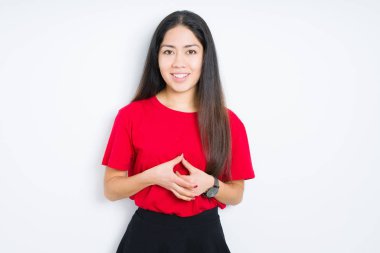 Üzerinde kırmızı t-shirt giyen güzel esmer kadın birlikte arka plan eller izole ve rahat ve neşeli gülümseyen parmak çarpı işareti. Başarı ve iyimser