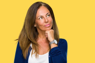 Çene düşünme hakkında soru, dalgın ifade üzerine el ile izole arka plan güzel orta yaş rahat yetişkin kadın. Düşünceli yüzüyle gülümsüyor. Şüphe kavramı.