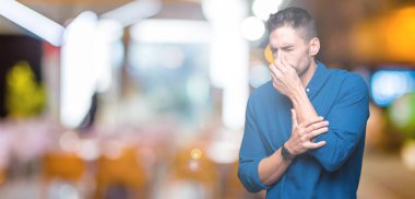Yakışıklı delikanlı bir şey pis ve iğrenç kokulu izole arka plan, dayanılmaz koku, holding nefes burun parmaklar ile. Kötü kokuyor kavramı.