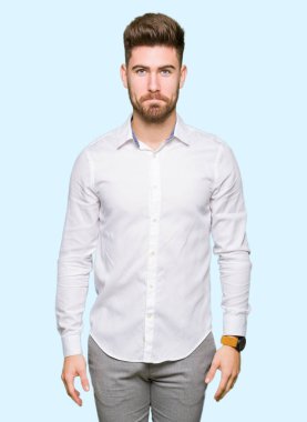 Depresif genç yakışıklı iş adamı ve sıkıntı, kızgın ve korkmuş ağlıyor için endişe. Üzgün ifade.