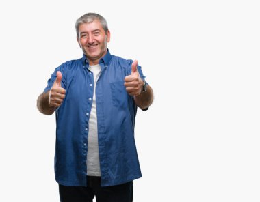 El ile pozitif jest yapıyor onaylama izole arka plan üzerinde üst düzey yakışıklı başparmak gülümseyen ve başarı için mutlu. Kamera, kazanan jest arıyorsunuz.