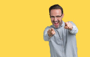 Yakışıklı orta yaş zarif komuta sizde gözlük izole üzerinde arka plan size işaret ve parmaklar, olumlu ve neşeli gülümseyen kamerayla