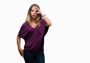 Genç güzel sarışın zarif kadın izole arka plan ok jest sürpriz yüz, göz parmaklarının arasından seyir şok yapıyor. İmansız ifade.