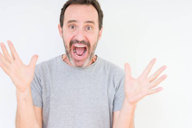 Deli kutluyor ve silah ile başarı için heyecanlı çığlık kaldırdı ve açık gözleri hayret izole arka plan üzerinde yakışıklı komuta sizde. Kazanan kavramı