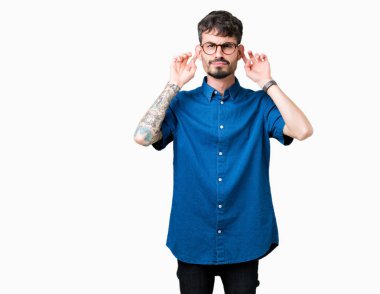 Üzerinde gözlük takan genç yakışıklı adam arka plan gülen çekerek kulakları parmaklar, komik jest ile izole. Seçmelere sorun