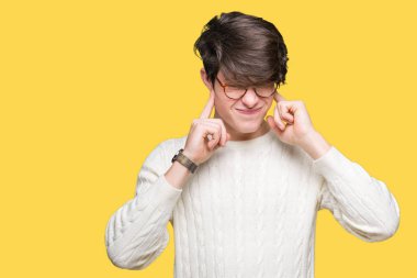 Yüksek sesle müzik gürültü rahatsız ifade parmaklarıyla kulaklarıyla kapsayan izole arka plan üzerinde gözlük takan yakışıklı delikanlı. Sağır kavramı.