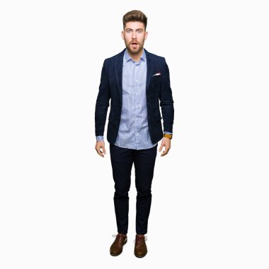 Genç yakışıklı bussines adam korkuyor ve sürpriz ifade, korku ve heyecan yüz ile şok.