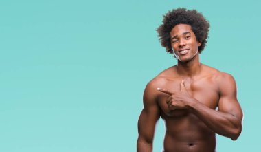 Afro Amerikalı gömleksiz adam çıplak vücut izole arka plan üzerinde neşeli bir gülümseme ile el ve parmak kadar mutlu ve doğal ifade kameraya bakarak yüzünde yanında işaret yüz ile gösterilen.