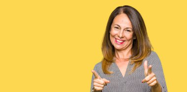 Güzel orta yaş iş kadını için fotoğraf makinesi ile mutlu ve komik yüz parmakları işaret. İyi enerji ve vibes.